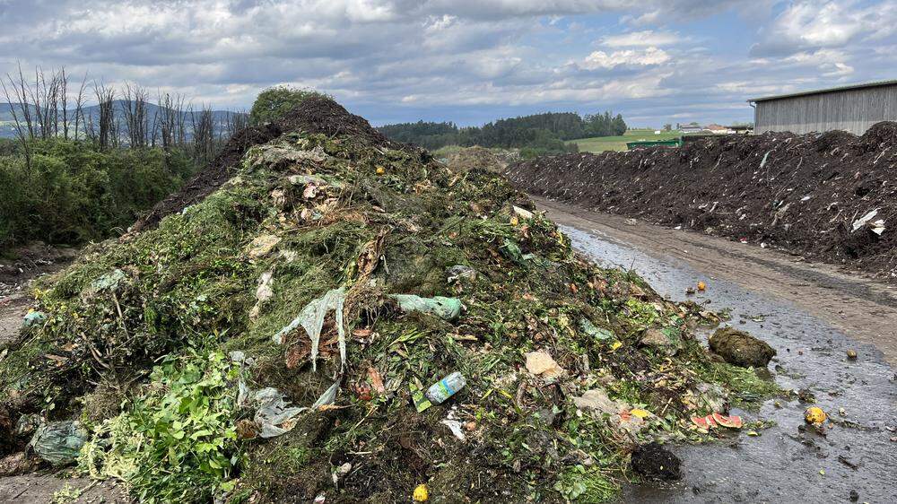 Zwölf Wochen dauert der Kompostierprozess vom Biomüll zur Komposterde in der Anlage in Kaindorf. Bio-Sackerl können nicht abgebaut werden