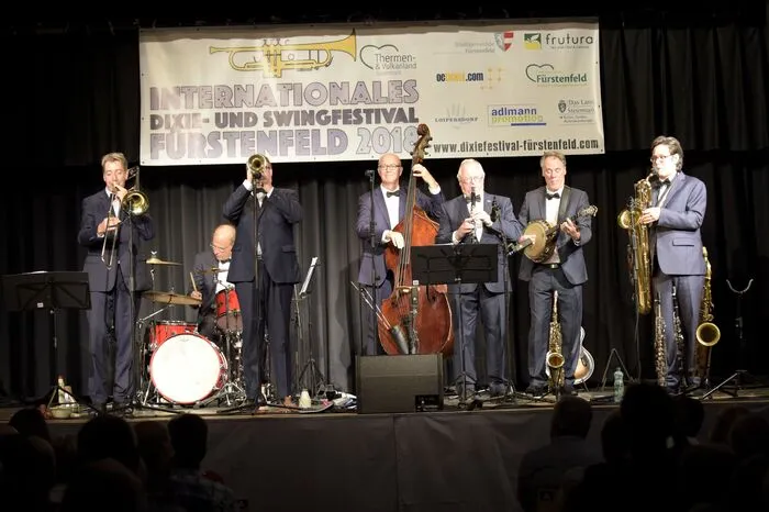 Die große Tradition des New Orleans Jazz ließ der Streetview Dixieclub bei seinem Open Air Konzert auf dem Fürstenfelder Hauptplatz aufleben 