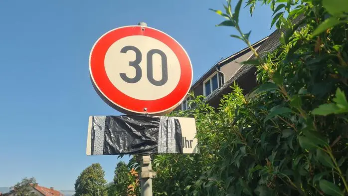 Nach wie vor gilt dort in den Ferien ein Tempolimit von 50 km/h – anders, als dieses Schild es vermuten lassen würde