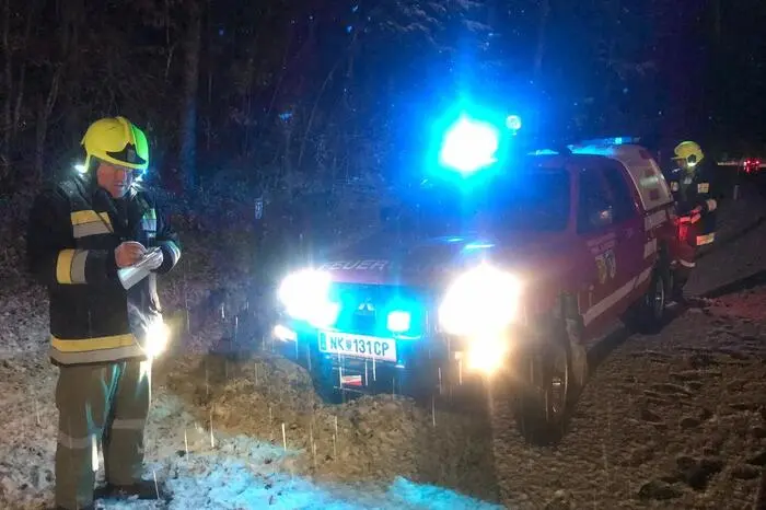 Nach der Absicherung der Einsatzstelle wurde der Unfallwagen von den Feuerwehren St. Valentin Landschach und Penk Altendorf geborgen. 