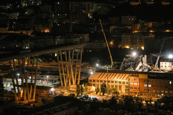 Im Flutlicht aus riesigen Projektoren und mit Hilfe von Spürhunden suchten die Rettungsmannschaften in der Nacht auf Donnerstag ohne Unterlass unter den schweren Betonblöcken und Stahlteilen der eingestürzten Autobahnbrücke nach Verschütteten.