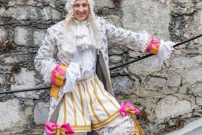 ... Florian Prates geht als als „Lügenkaiser Florian der Erste und Letzte“ (der sich zudem über „endlich wieder Haare am Kopf“ freut) ...