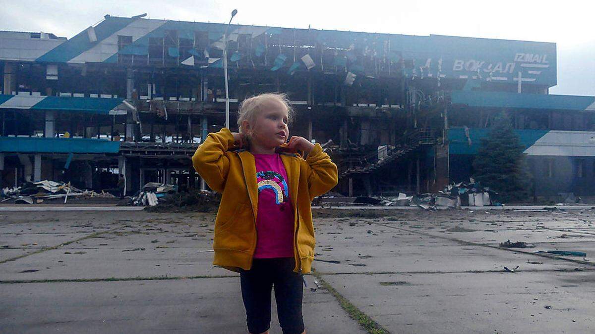 Mädchen vor zerstörtem Gebäude im ukrainischen Ismajil Anfang August.