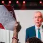 ABD0209_20221009 - WIEN - ÖSTERREICH: Anhänger von Alexander Van der Bellen bei seinem ersten Statement über Video am Sonntag, 09. Oktober 2022, nach den ersten Hochrechnungen beim Wahlfest "Gemeinsam für Van der Bellen" in Wien. - FOTO: APA/GEORG HOCHMUTH