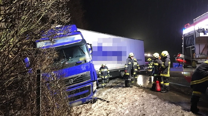 Minustemperaturen und Regen sorgten am Mittwoch in den frühen Morgenstunden für eine spiegelglatte Fahrbahn auf der A 9.