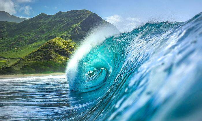 Das Wasser ist durchsichtig, aber wir sehen es blau