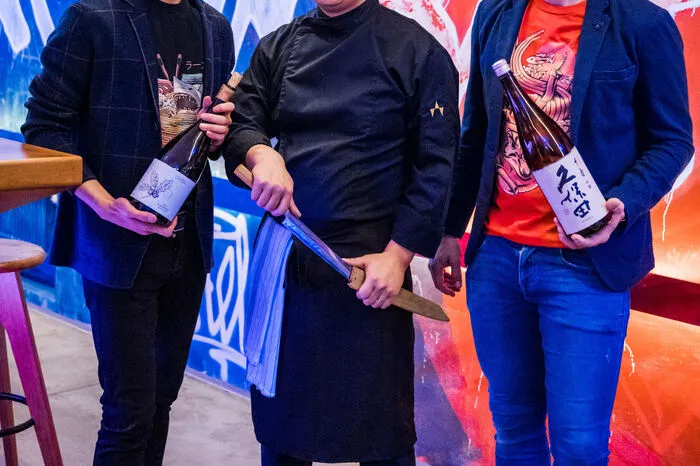 Inhaber der Noonbar ist Wei Wei Sun (Mitte) mit seiner Moriwano Group, zu der auch das Memori und das Toshi zählen. Links im Bild ist Lin Jia Hao, der Geschäftsführer der Noonbar, rechts Martin Essl, der Partner von Wei Wei Sun in der Moriwano Group.