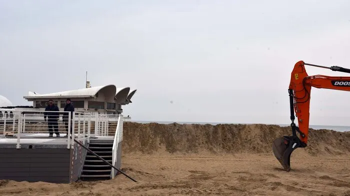 Am Strand von Lignano wird gearbeitet, damit er wieder so eben wird,  wie man ihn im späteren Frühling, Sommer und frühen Herbst eben kennt.  