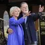 Helen Mirren und Taylor Hackford stehen neben einem Sprecherpodium am Hollywood Walk of Fame | Helen Mirren und Taylor Hackford sind ein erfolgreiches Paar in Hollywood – jedoch nicht gemeinsam