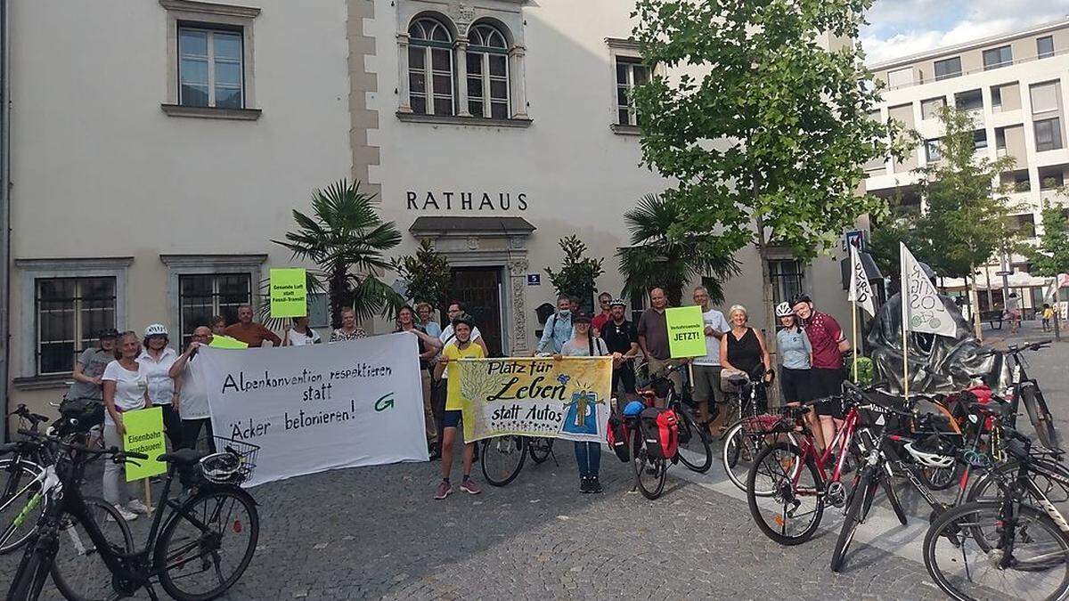 Vor dem Rathaus war Endstation: 22 Teilnehmer demonstrierten für Klimaschutz und mehr Radwege