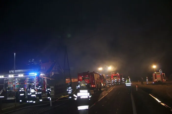 Drei Menschen retteten sich vor den Flammen, eine Frau mit einem Sprung vom Balkon.