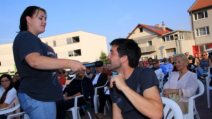 Am gut besuchten Schlossplatz wurden vom Publikum Protest-Themen wie die Draken oder der Pibersteiner-See thematisiert. Von den LaiendarstellerInnen wurden im Sommer bei Workshops und Proben erarbeitete Themen wie Zwangsmitgliedschaft bei der Kammer für Landwirtschaft, oder Schule, Familie, Arbeitsrecht, die Vier-Tage-Woche oder das bedingungslose Grundeinkommen auf das Tapet gebracht, für die es sich zu protestieren lohnt.