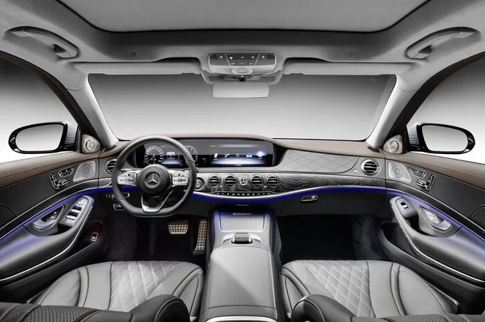 Die S-Klasse wäre nicht die S-Klasse, hätte sie nicht auch beim autonomen Fahren so einiges dazugelernt. Abstands- und Lenk-Assistent sollen jetzt noch komfortabler arbeiten; die Geschwindigkeit wird nun in Kurven oder vor Kreuzungen automatisch angepasst. Im Stop-and-Go-Verkehr auf Autobahnen und autobahnähnlichen Straßen sind jetzt Stopps bis zu 30 Sekunden möglich, innerhalb derer die S-Klasse automatisch wieder anfährt und dem vorausfahrenden Verkehr folgt.