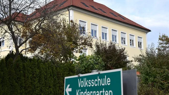 Volksschule Weinburg wurde umfassend saniert und mit einem kleinen Festakt eröffnet.