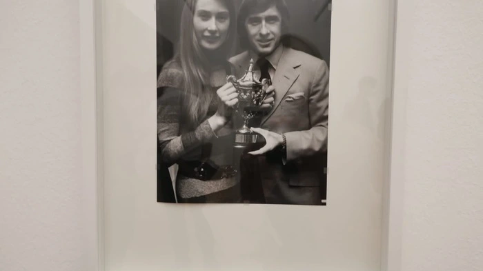 Ehefrau Nina Rindt und Freund Jackie Stewart nehmen am 12. Dezember 1970 den posthumen Weltmeistertitel entgegen