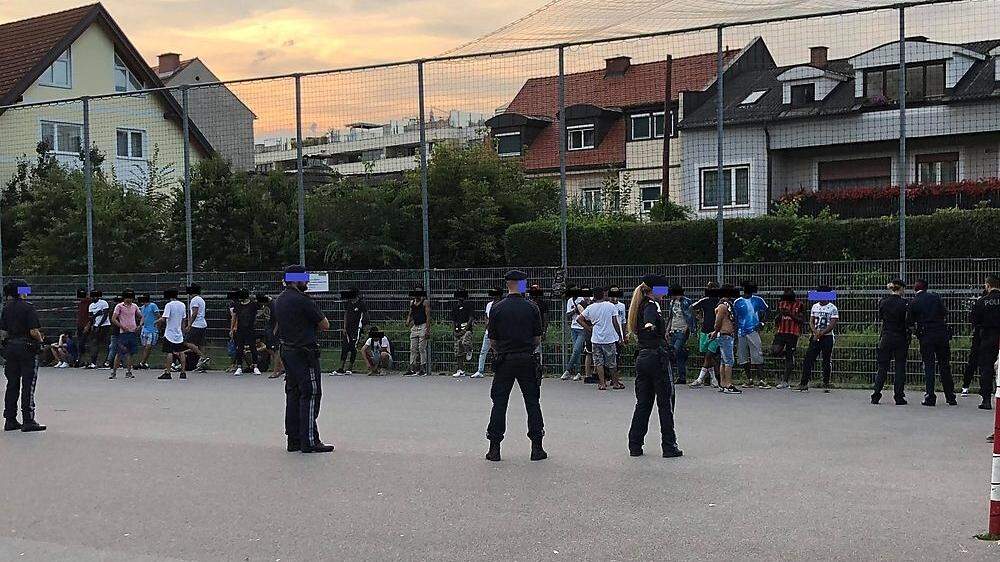 Der Polizeieinsatz in Graz, bei dem junge Kicker „zusammengetrieben“ wurden, irritierte manchen Passanten im Volksgarten