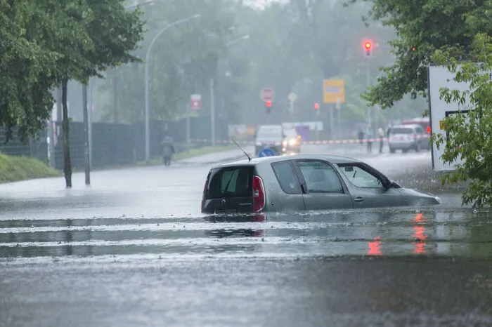 Dramatische Bilder aus Brandenburg: Einige Bürgerinnen und Bürger konnten nicht zu Hause bleiben - die Flut wurde ihnen zum Verhängnis.