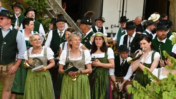  Neben den Gastgebern musizierten auch die weiteren Jagdhornbläsergruppen des Bezirks Murau, Gäste aus Hausmannstätten und dem Stubaital, der Gesangverein Oberwölz, die Tanzlmusi und der Kameradenchor Schönberg, der Musikverein Schönberg-Lachtal sowie die Bauernkapelle und das Jugendblasorchester Oberwölz. 