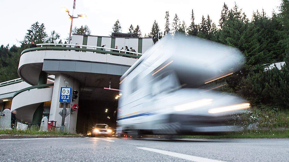 Karl Poppeller, der Vorstand der Felbertauernstraße AG, klagt, dass in den Sommermonaten der Pkw-Verkehr auf der Mautstraße deutlich rückläufig ist 