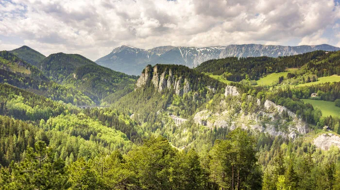 Ein altes Kurhaus, der 20-Schilling-Blick, das Ghega-Museum und mehrere Viadukte, die beeindruckend aus den Felsen emporragen und die Bergspitzen miteinander verbinden - bereits die Aussicht bei der Bahnfahrt zum Semmeringer Bahnwanderweg gibt die Sicht frei auf die Schönheit der Wiener Alpen. Vom Bahnhof Semmering aus geht es los, vorbei an zahlreichen Panoramakarten, die Auskunft über die malerische Landschaft geben. Von der Streusiedlung Breitenstein aus gehen Regionalzüge in Richtung Mürzzuschlag und Wien, wer mehr Zeit hat, kann auch den Kurort Semmering mit seinen früheren Grandhotels erkunden.