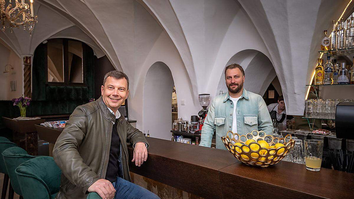 Die neuen Eigentümer Andreas Hofmayer und Hansjörg Kofler präsentieren stolz die neue Bar im Eingangsbereich