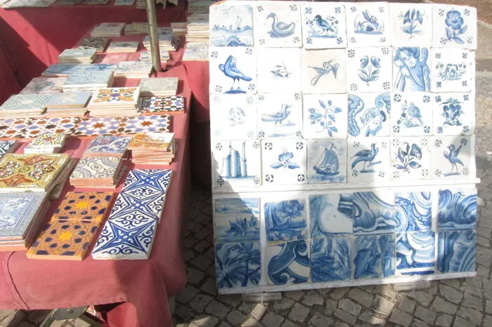 Flohmärkte sind in Lissabon allgegenwärtig - die Kacheln namens Azulejo auch