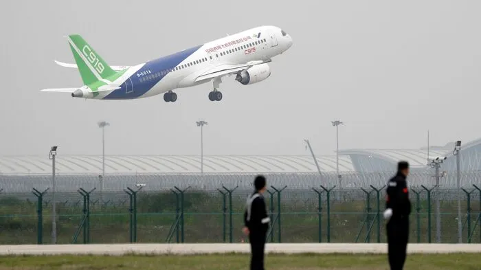 Nach mehr als acht Jahren Entwicklungszeit ist Chinas erstes großes Passagierflugzeug zum Jungfernflug abgehoben. Wie auf Live-Bildern im Staatsfernsehen am Freitag zu sehen war, startete die "C919" ihren Testflug vom Shanghaier Flughafen Pudong.