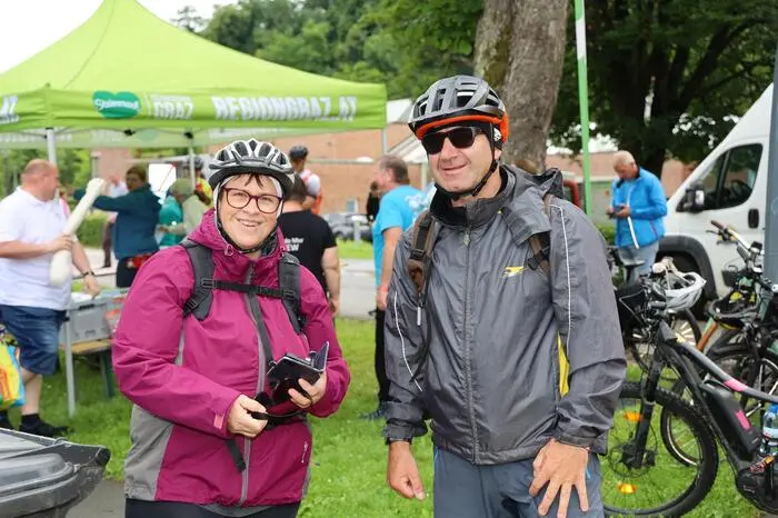 Gut gelaunt feierten die „Tour de Mur“-Teilnehmerinnen und -Teilnehmer den Abschluss beim pannonischen Altstadtfest in Bad Radkersburg.