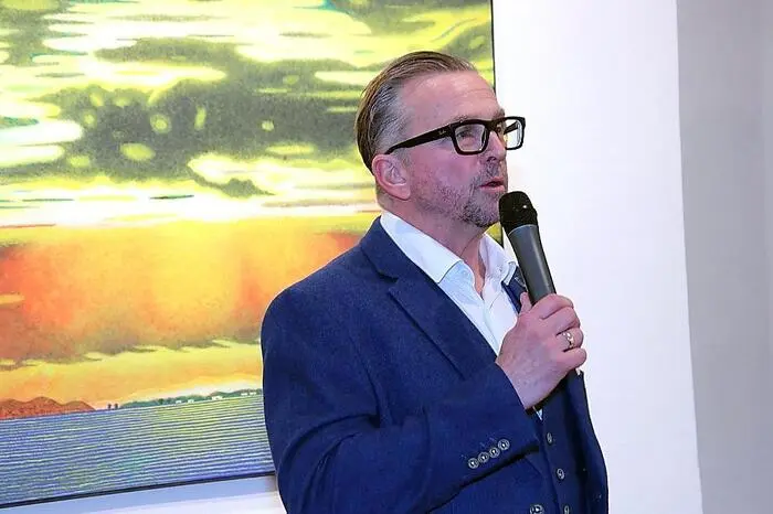 Köflachs Bürgermeister Helmut Linhart führte bei der Vernissage in seiner Ansprache aus, dass die drei „Zeitreisenden“ eine langjährige Freundschaft und eine Leidenschaft für die Kunst verbinde.