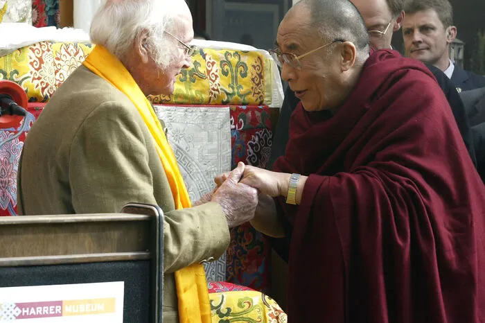 Eine besondere Bedeutung hatten dabei die Besuche in Knappenberg. Aufgrund seiner jahrelangen Freundschaft zu seinem Wegbegleiter Heinrich Harrer wurde dort 2008 ein Tibetzentrum gegründet, 2014 folgte ein Bildungshaus.