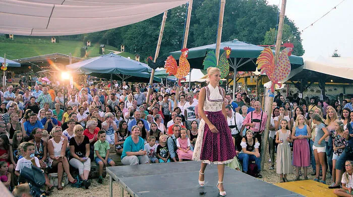Zahlreiche Gäste kamen unter anderem zur Modenschau der „Petra Pflegpeter Couture
