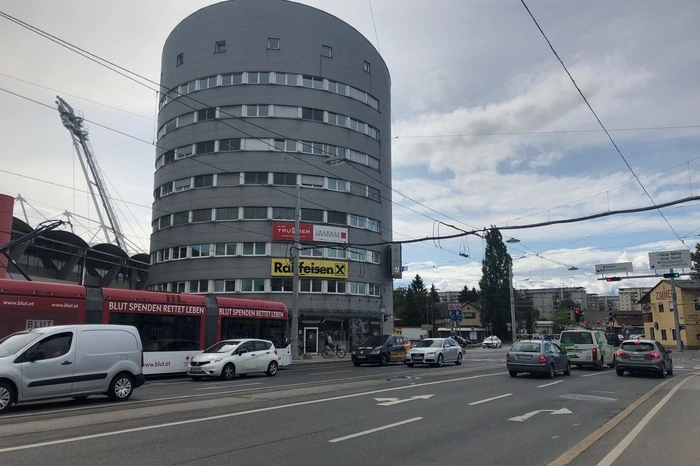 Die Straße wird die gleiche Oberflächenfarbe wie der Platz bekommen.