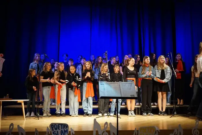 Der Schulchor – unter der Leitung von Prof. Laura Trolp – umrahmte den Abend mit Unterstützung der Lehrerband musikalisch.