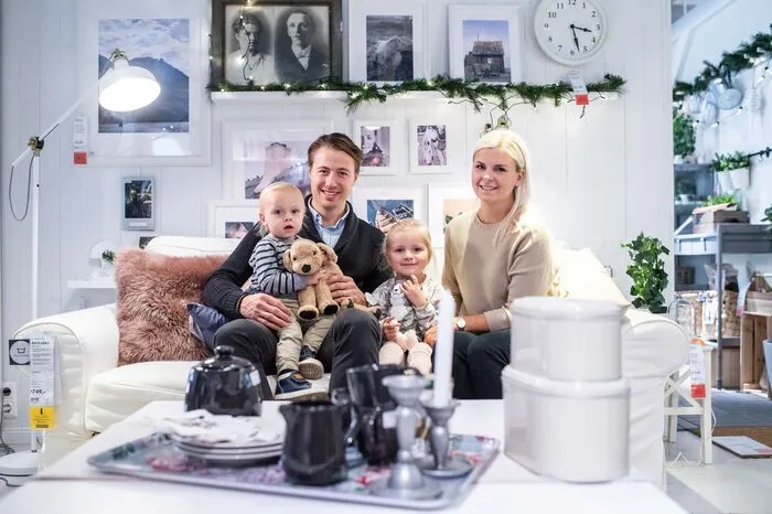 präsentierte der 32-Jährige seine Familie  - Frau Stina, Tochter Ella und Sohn Harry - beim Fotoshooting.  Und nein, das ist nicht die "Royal Swedish Family": Das ist die Familie eines Eishockey-Legionärs in Graz.