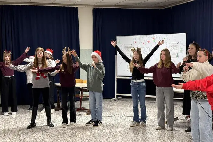 „Ein schöner Anlass in diese Preisverleihung auch ein Schüler-Musical mit den Werten Offenheit, Mitgefühl und Gemeinschaft einfließen zu lassen, Werte für welche unsere Mittelschule steht“, berichtete Direktor Mark Heinrich
