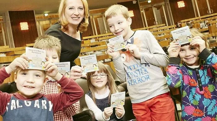 Nationalratspräsidentin Doris Bures mit jungen "Testlesern". 