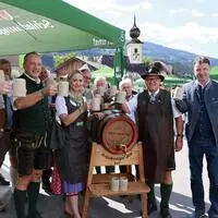 Mit dem Bieranstich um 12.30 Uhr wurde der Aicher Kirtag offiziell eröffnet