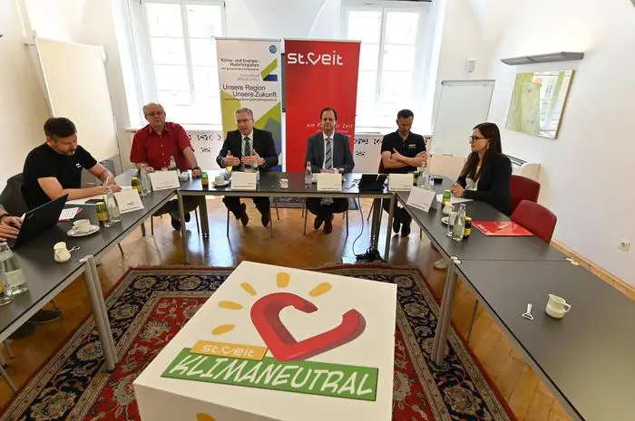 Die Projektbeteiligten Markus Hornböck (Geschäftsführer der Kärntner Betriebsansiedlungs- und Beteiligungsgesellschaft), Hans Daxbeck (Ressourcen Management Agentur), Bürgermeister Martin Kulmer, Stadtrat Walter Brunner, Gunter Brandstätter (Geschäftsführer der Regionalmanagement Mittelkärnten GmbH) und Projektkoordinatorin Anna Köstinger (von links) 