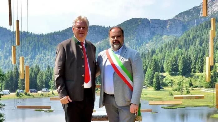 Sie testen den neuen Foto-Point oberhalb des Nassfeld-Sees: Bürgermeister Leopold Astner (Hermagor) und Ivan Buzzi (Pontebba)
