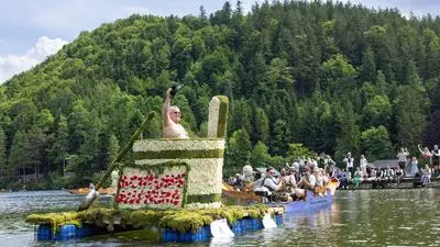Die Figur „Saunakübel“ am Altausseer See