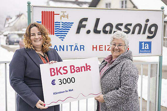 Geschäftsführerin Christina Arl mit Mitarbeiterin Jutta Berger übergeben auch heuer wieder 3000 Euro