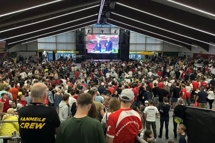 2000 Zuschauer verwandeln die Tennishalle in eine brodelnde Fußballarena
