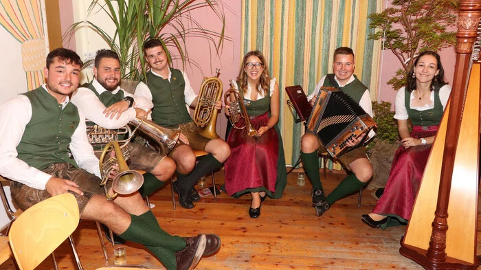 „Fuxteiflsmusi“ am Foto von Links: Fabio Weyrer, Robin Kandolf, Simon Sulzer, Elisa „Elli“ Bacher, Johannes Madrutter und Natalic Zemasch.