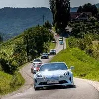 Dieses Jahr cruisen vom 27. bis 31. August zahlreiche Sportwagenfans durch die hügeligen Weinberge des Thermen- und Vulkanlands