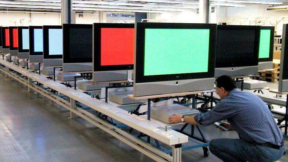 Im Jahr 2005 waren die Zeiten noch in Ordnung: Ein Mitarbeiter der Loewe AG überprüft in Kronach großformatige Fernseh-Bildschirme