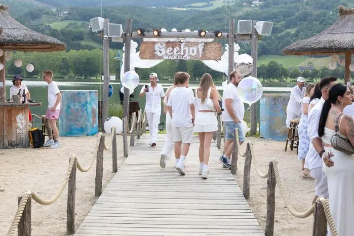 ... und herrlichem Wetter genossen die Besucher die besondere Atmosphäre direkt am See.