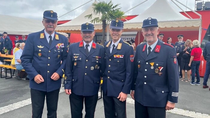 V.l.: FF-Drobollach-Altkommandant Andreas Stroitz, der aktuelle Kommandant Alexander Gasperschitz, Landesfeuerwehrkommandant Rudolf Robin und FF-Drobollach Altkommandant Gerhard Stroitz.