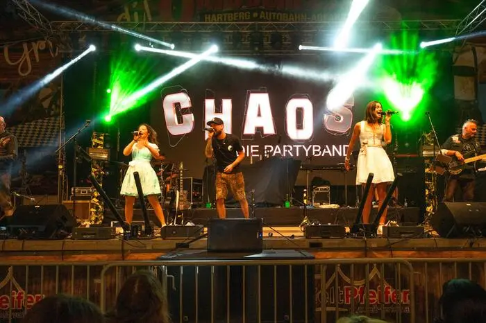 Ein abwechslungsreiches Programm mit tollen Bands wird es auch an den kommenden Wochenenden (jeweils Freitag und Samstag) bis zum 5. Oktober 24 geben. Information unter www.hartberg-oktoberfest.at