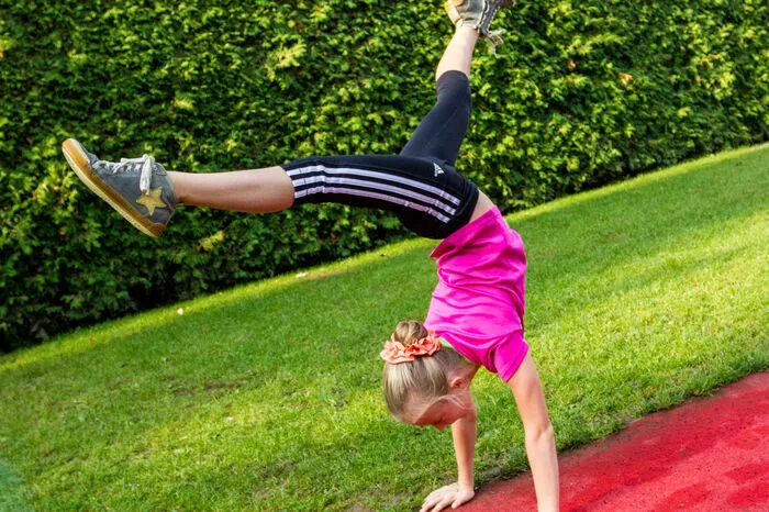 Die Kinder und Jugendlichen sind voll Elan dabei.