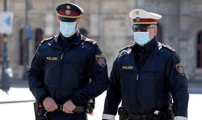 Auch die Polizei trägt nun Mund-Nasen-Schutz